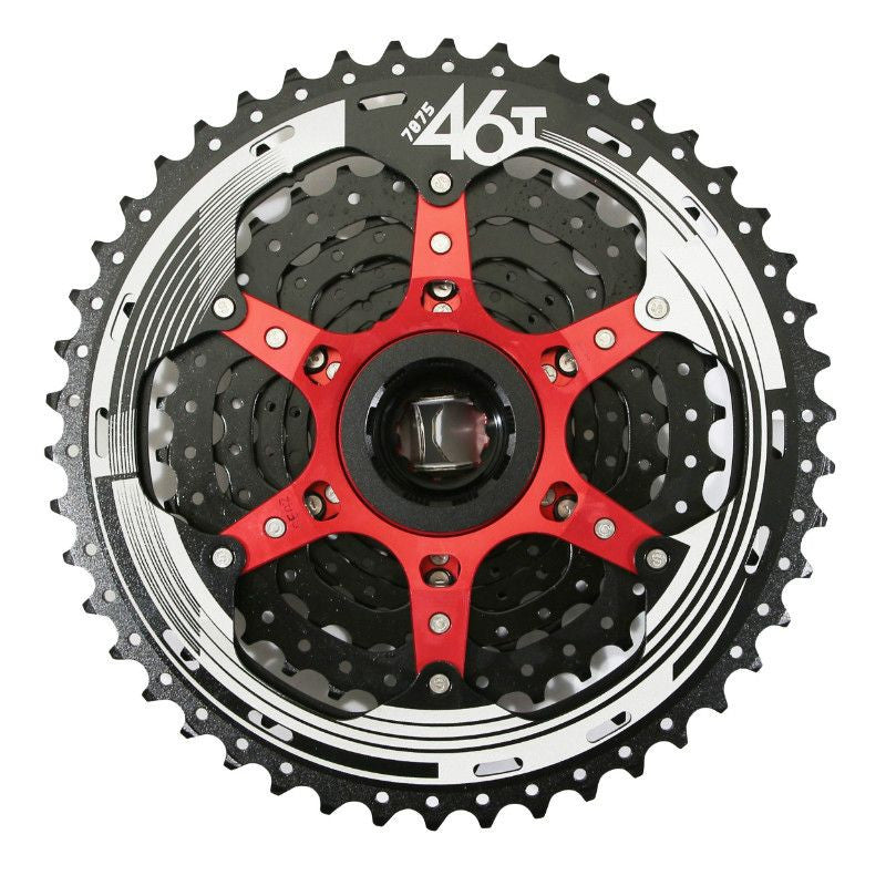 CASSETTE 11V. SUNRACE MX9 10-46 VTT CORPS XD (EMPREINTE SRAM) (LIVRE EN BOITE) METALLIC ARGENT - LIVRE AVEC ADAPTATEUR -