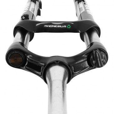FOURCHE VTT 29 " ZOOM 868S A RESSORT NOIR REGLABLE/BLOCABLE AVEC MANETTE AU CINTRE DEB. 100MM POUR AXE TRAVERSANT BOOST 15-110 PIVOT LISSE CONIQUE 1''1/8-1"1/2 EXTERIEUR COMPATIBLE DISC